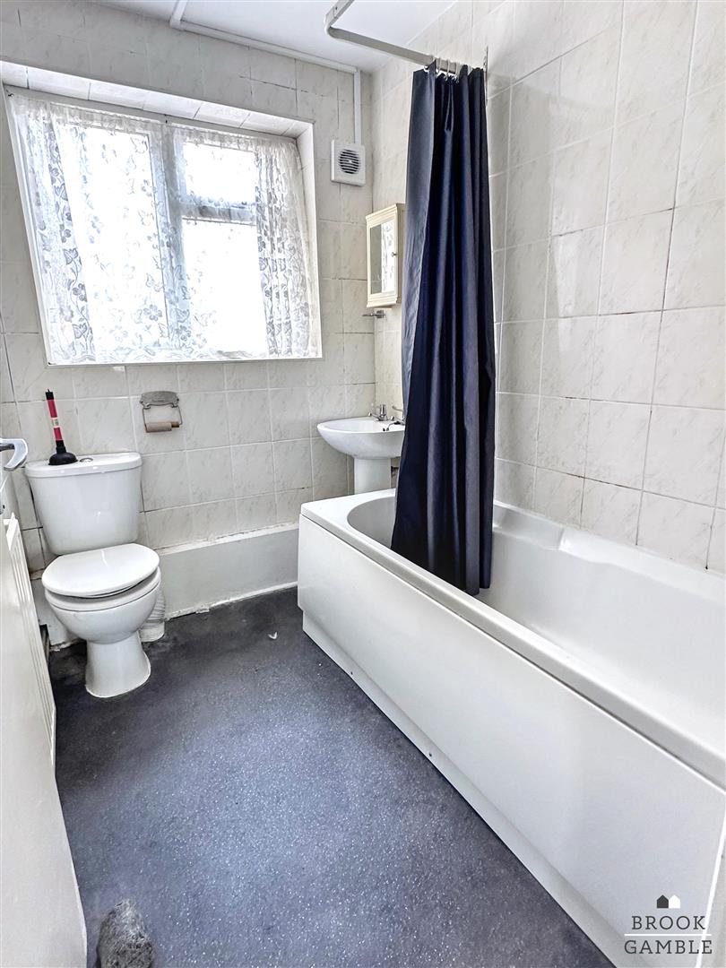 2 Bedroom Apartment. Belle Vue Road in Eastbourne,  6